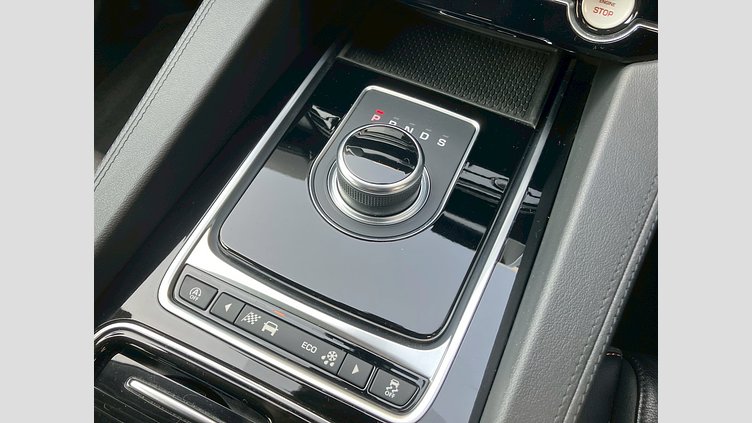 2019 認定中古車 Jaguar F-Pace Fuji White 2.0 litre i4D Diesel Prestige