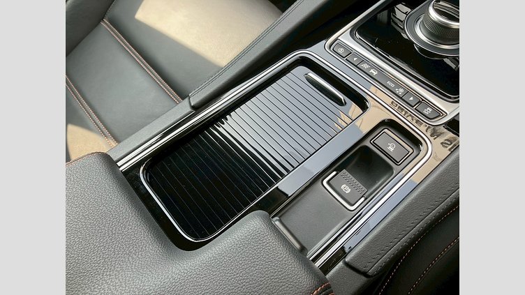 2019 認定中古車 Jaguar F-Pace Fuji White 2.0 litre i4D Diesel Prestige