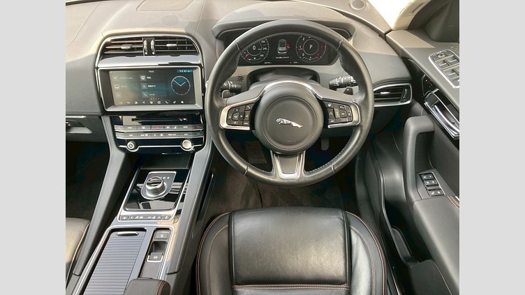 2019 認定中古車 Jaguar F-Pace Fuji White 2.0 litre i4D Diesel Prestige