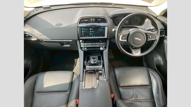 2019 認定中古車 Jaguar F-Pace Fuji White 2.0 litre i4D Diesel Prestige