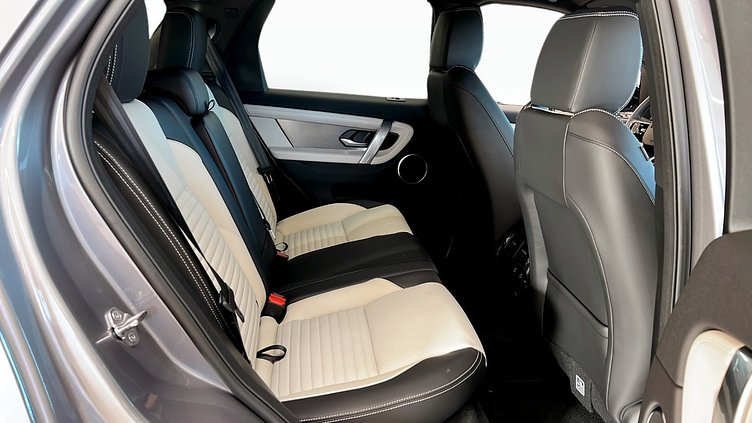 2024 Begagnad Land Rover Discovery Sport Eiger Grey Bensin Laddhybrid Standard Wheelbase Dynamic SE