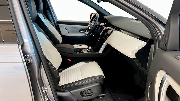 2024 Begagnad Land Rover Discovery Sport Eiger Grey Bensin Laddhybrid Standard Wheelbase Dynamic SE