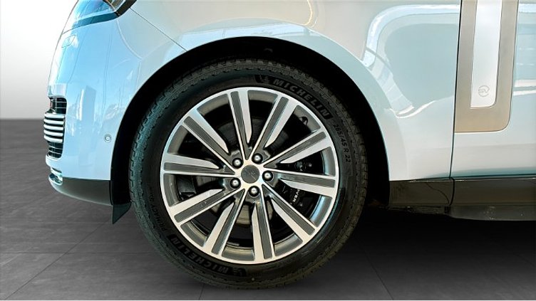 2025 Ny Land Rover Range Rover Ionian Silver - blank finish P550e AWD AUTO PHEV Standard hjulbas SV