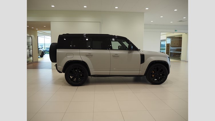 2025 Begagnad Land Rover Defender OCTA Borasco Grey P635 Bensin V8 Mild Hybrid OCTA