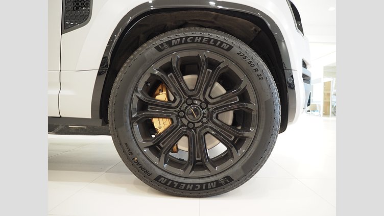 2025 Begagnad Land Rover Defender OCTA Borasco Grey P635 Bensin V8 Mild Hybrid OCTA