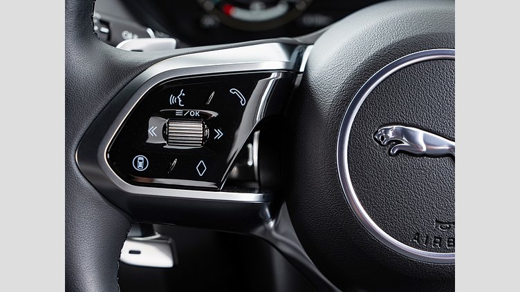 2024 認定中古車 Jaguar E-Pace サントリーニブラック D200マイルドハイブリッド（ディーゼル） R-DYNAMIC SE D200