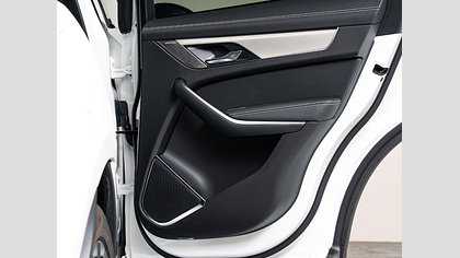 F-Pace 28