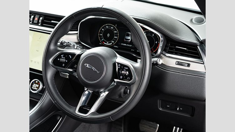 2023 認定中古車 Jaguar F-Pace オストゥーニパールホワイト D204 AWD（オートマチック）MHEV R-DYNAMIC SE