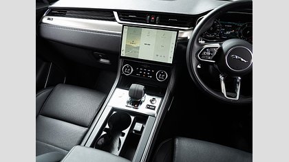 F-Pace 64