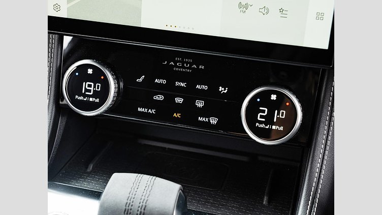 2023 認定中古車 Jaguar F-Pace オストゥーニパールホワイト D204 AWD（オートマチック）MHEV R-DYNAMIC SE