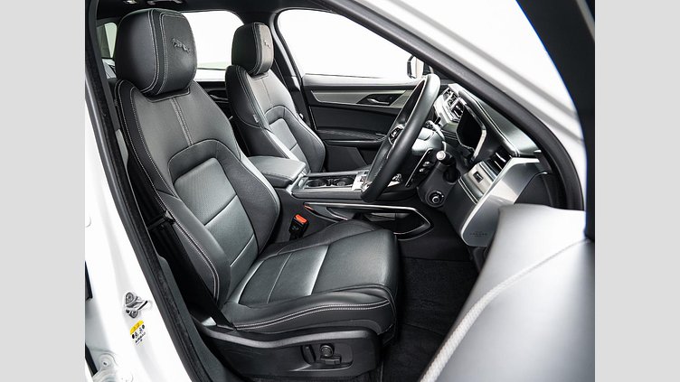 2023 認定中古車 Jaguar F-Pace オストゥーニパールホワイト D204 AWD（オートマチック）MHEV R-DYNAMIC SE