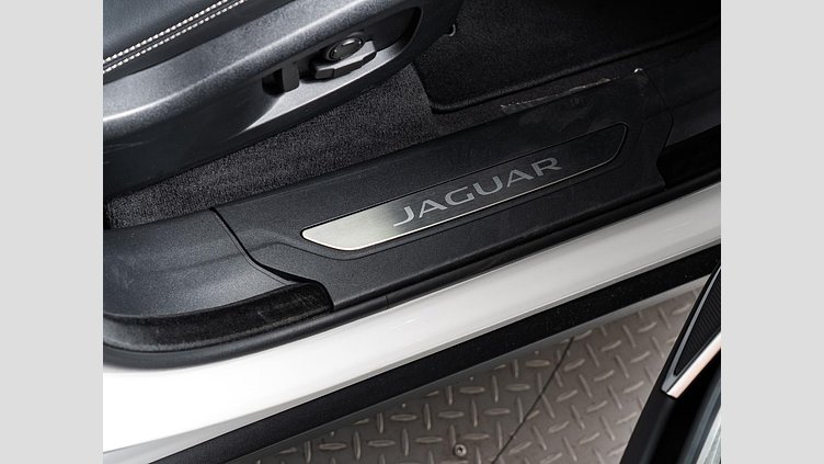 2023 認定中古車 Jaguar F-Pace オストゥーニパールホワイト D204 AWD（オートマチック）MHEV R-DYNAMIC SE