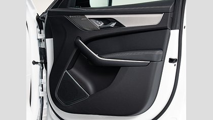 F-Pace 52