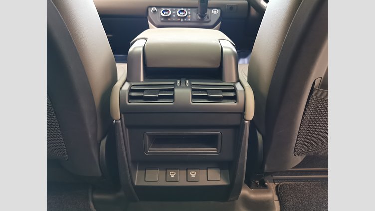 2024 認定中古車 Land Rover Defender 110 パンゲアグリーン P300 AWD（AT） SE