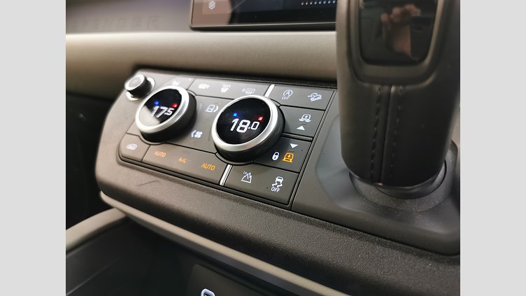 2024 認定中古車 Land Rover Defender 110 パンゲアグリーン P300 AWD（AT） SE