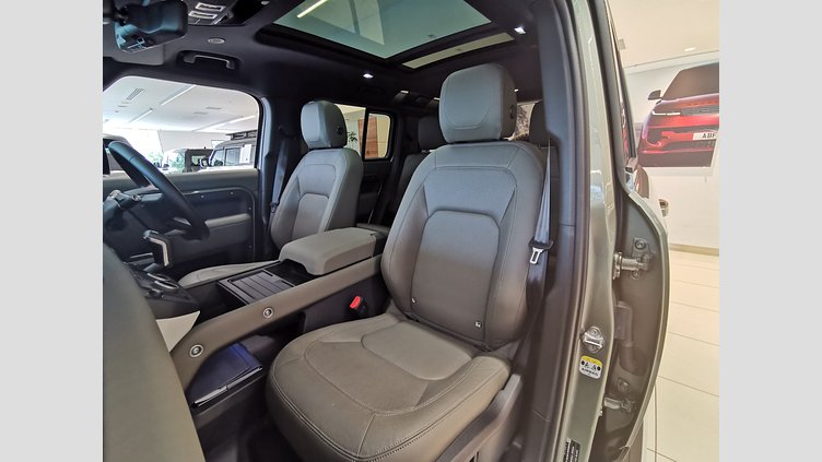 2024 認定中古車 Land Rover Defender 110 パンゲアグリーン P300 AWD（AT） SE