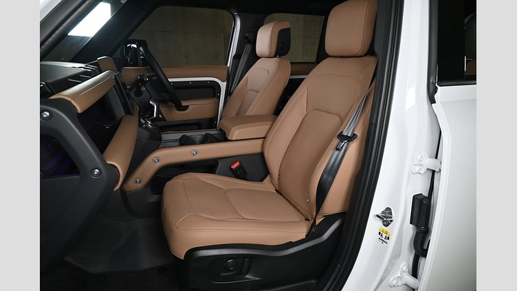 2025 認定中古車 Land Rover Defender 110 フジホワイト D350 ディーゼルマイルドハイブリッド X-Dynamic HSE