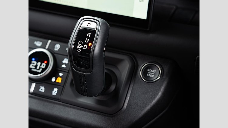 2024 認定中古車 Land Rover Defender 110 サントリーニブラック P525 AWD (AT) V8