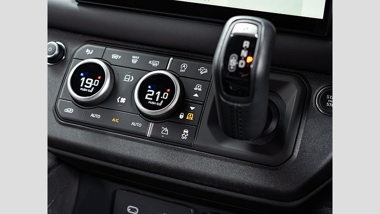 2024 認定中古車 Land Rover Defender 110 サントリーニブラック P525 AWD (AT) V8
