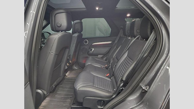 2025 Approved Land Rover Discovery Eiger Grey The 2025 Land Rover Discovery D350 Dynamic SE in stunning Eiger Grey with Black Pack has only 20,550km on the clock and offers the perfect balance of luxury, performance, and versatility with its 7-seat configuration. D350 Dynamic SE