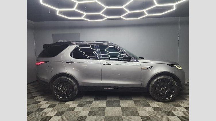 2025 Approved Land Rover Discovery Eiger Grey The 2025 Land Rover Discovery D350 Dynamic SE in stunning Eiger Grey with Black Pack has only 20,550km on the clock and offers the perfect balance of luxury, performance, and versatility with its 7-seat configuration. D350 Dynamic SE