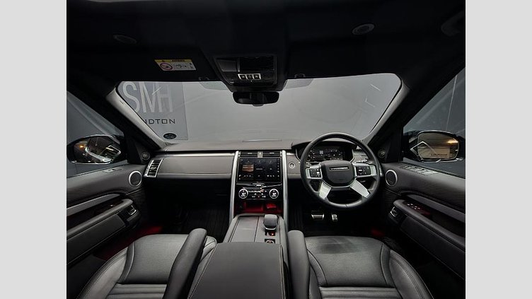 2025 Approved Land Rover Discovery Eiger Grey The 2025 Land Rover Discovery D350 Dynamic SE in stunning Eiger Grey with Black Pack has only 20,550km on the clock and offers the perfect balance of luxury, performance, and versatility with its 7-seat configuration. D350 Dynamic SE