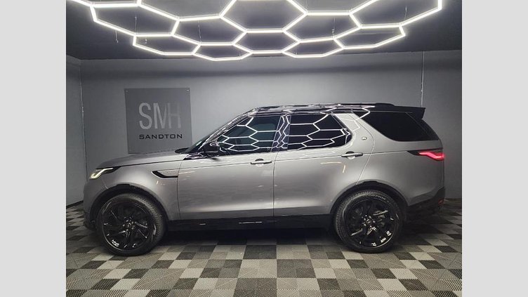 2025 Approved Land Rover Discovery Eiger Grey The 2025 Land Rover Discovery D350 Dynamic SE in stunning Eiger Grey with Black Pack has only 20,550km on the clock and offers the perfect balance of luxury, performance, and versatility with its 7-seat configuration. D350 Dynamic SE