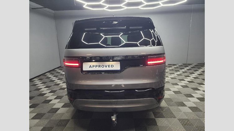 2025 Approved Land Rover Discovery Eiger Grey The 2025 Land Rover Discovery D350 Dynamic SE in stunning Eiger Grey with Black Pack has only 20,550km on the clock and offers the perfect balance of luxury, performance, and versatility with its 7-seat configuration. D350 Dynamic SE