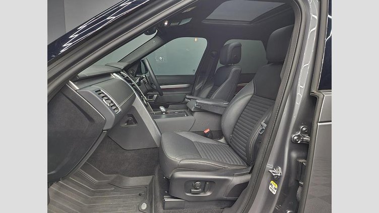 2025 Approved Land Rover Discovery Eiger Grey The 2025 Land Rover Discovery D350 Dynamic SE in stunning Eiger Grey with Black Pack has only 20,550km on the clock and offers the perfect balance of luxury, performance, and versatility with its 7-seat configuration. D350 Dynamic SE