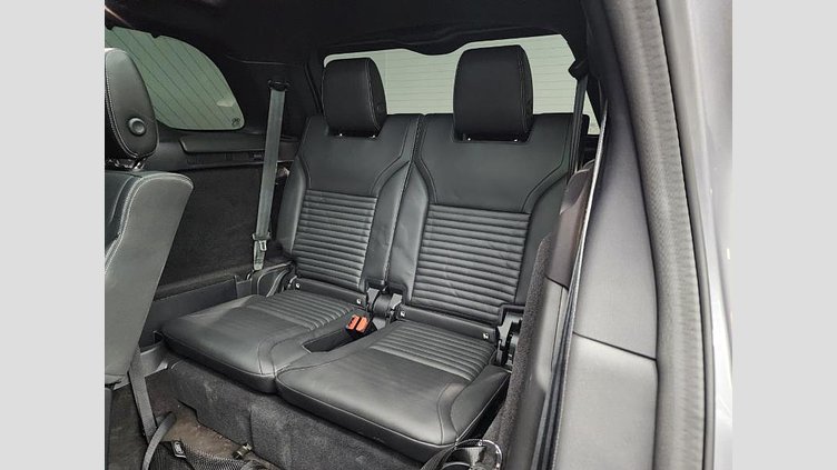 2025 Approved Land Rover Discovery Eiger Grey The 2025 Land Rover Discovery D350 Dynamic SE in stunning Eiger Grey with Black Pack has only 20,550km on the clock and offers the perfect balance of luxury, performance, and versatility with its 7-seat configuration. D350 Dynamic SE