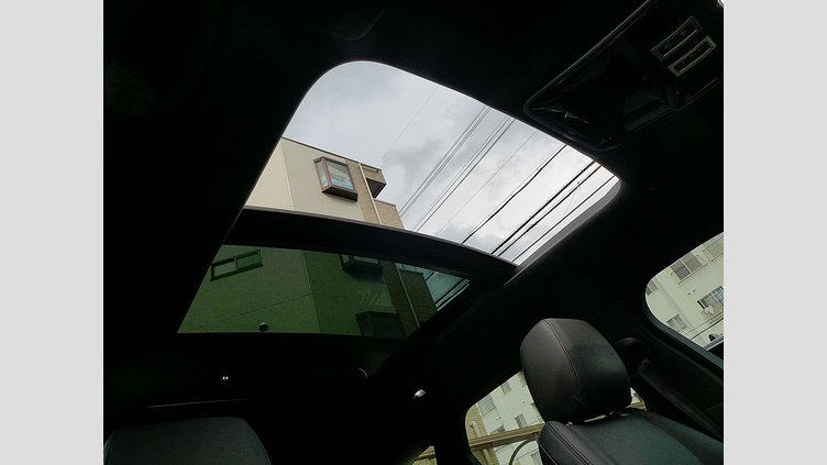 2025 認定中古車 Land Rover Range Rover Velar オストゥーニパールホワイト D200マイルドハイブリッド（ディーゼル） スタンダードホイールベース Dynamic SE