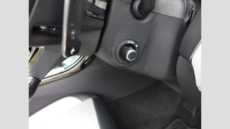 2025 認定中古車 Land Rover Range Rover Velar オストゥーニパールホワイト D200マイルドハイブリッド（ディーゼル） スタンダードホイールベース Dynamic SE