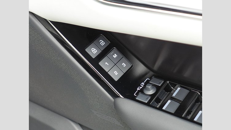2025 認定中古車 Land Rover Range Rover Velar オストゥーニパールホワイト D200マイルドハイブリッド（ディーゼル） スタンダードホイールベース Dynamic SE
