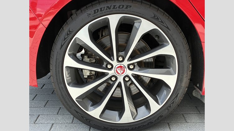 2019 認定中古車 Jaguar XE カルデラレッド D180 RWD AUTOMATIC 4 door Saloon S