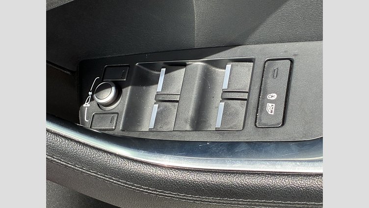2019 認定中古車 Jaguar XE カルデラレッド D180 RWD AUTOMATIC 4 door Saloon S