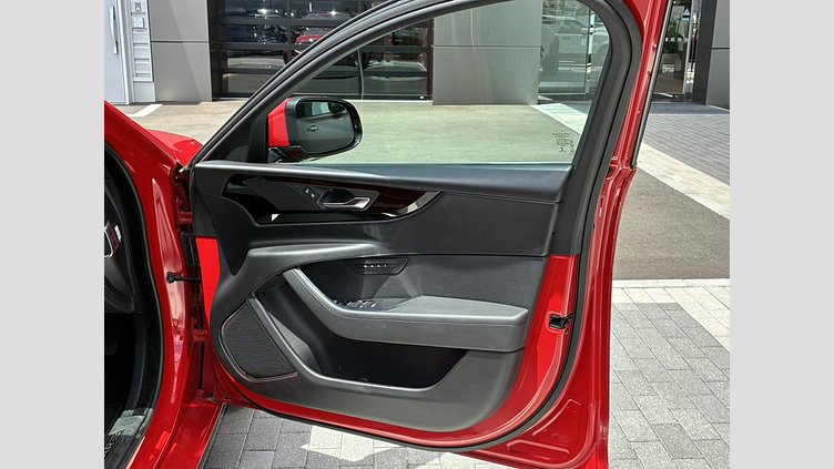 2019 認定中古車 Jaguar XE カルデラレッド D180 RWD AUTOMATIC 4 door Saloon S