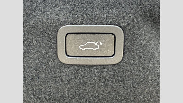2019 認定中古車 Jaguar XE カルデラレッド D180 RWD AUTOMATIC 4 door Saloon S