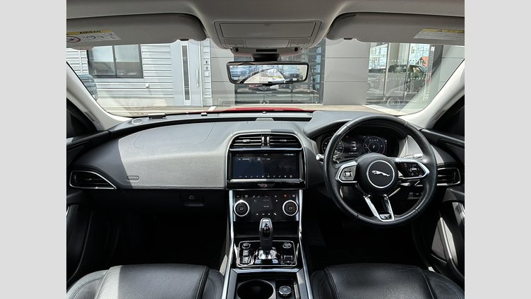 2019 認定中古車 Jaguar XE カルデラレッド D180 RWD AUTOMATIC 4 door Saloon S