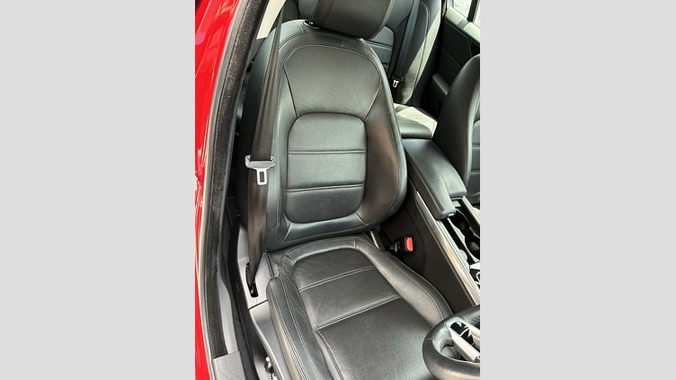 2019 認定中古車 Jaguar XE カルデラレッド D180 RWD AUTOMATIC 4 door Saloon S