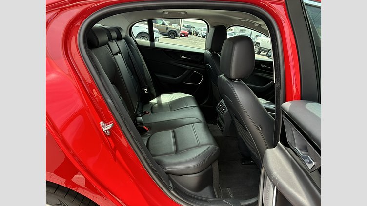 2019 認定中古車 Jaguar XE カルデラレッド D180 RWD AUTOMATIC 4 door Saloon S