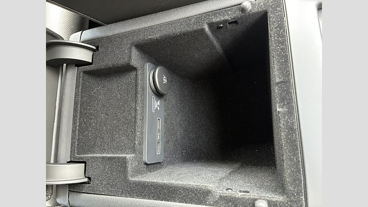 2019 認定中古車 Jaguar XE カルデラレッド D180 RWD AUTOMATIC 4 door Saloon S