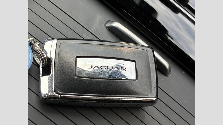 2019 認定中古車 Jaguar XE カルデラレッド D180 RWD AUTOMATIC 4 door Saloon S