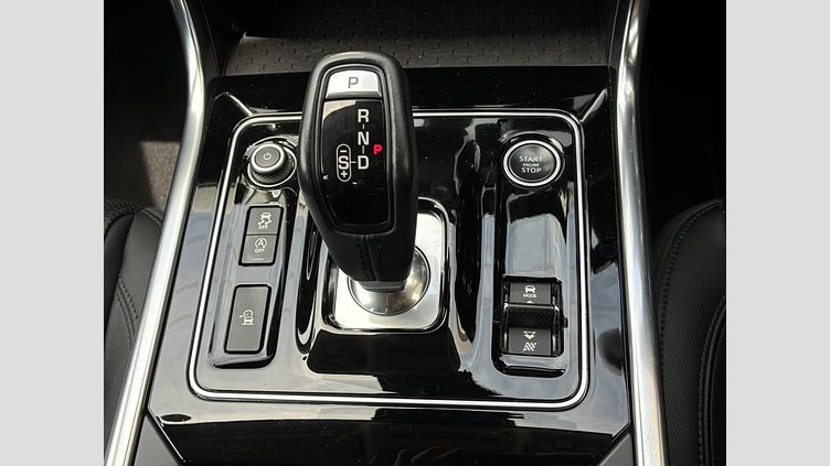 2019 認定中古車 Jaguar XE カルデラレッド D180 RWD AUTOMATIC 4 door Saloon S
