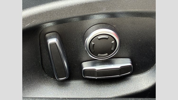 2019 認定中古車 Jaguar XE カルデラレッド D180 RWD AUTOMATIC 4 door Saloon S