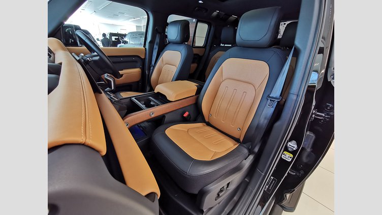2021 認定中古車 Land Rover Defender 110 サントリーニブラック D300 AWD（AT） X