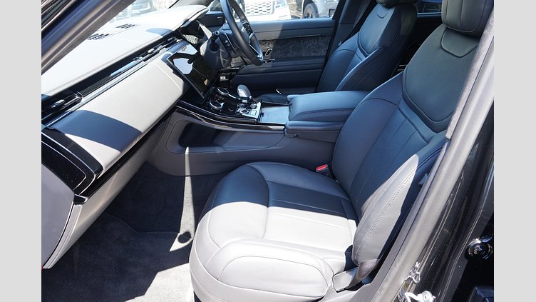 2023 認定中古車 Land Rover Range Rover Sport サントリーニブラック 3.0リッター6気筒400PSターボチャージドガソリンMHEV（オートマチック） FIRST EDITION