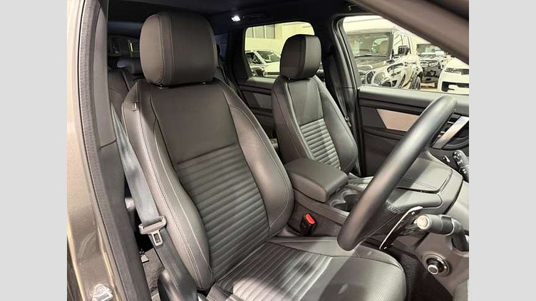 2024 認定中古車 Land Rover Discovery Sport シリコンシルバー プラグインハイブリッド（ガソリン） 標準ホイール Dynamic HSE