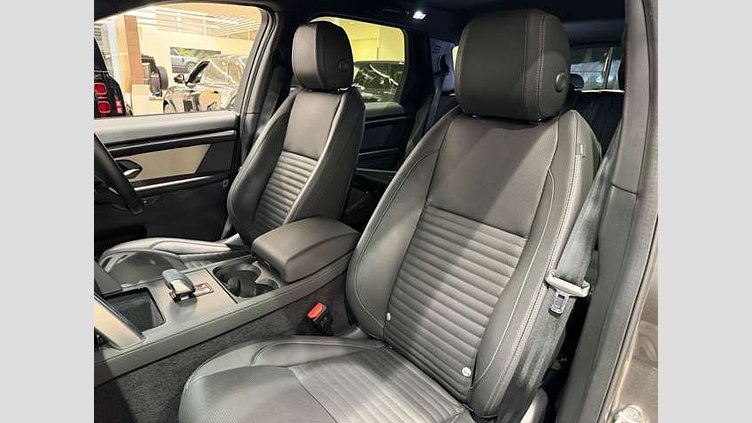 2024 認定中古車 Land Rover Discovery Sport シリコンシルバー プラグインハイブリッド（ガソリン） 標準ホイール Dynamic HSE