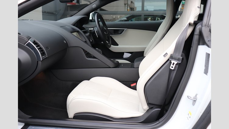 2021 認定中古車 Jaguar F-Type ユーロンホワイト P300 オートマチック 後輪駆動 F-TYPEクーペ