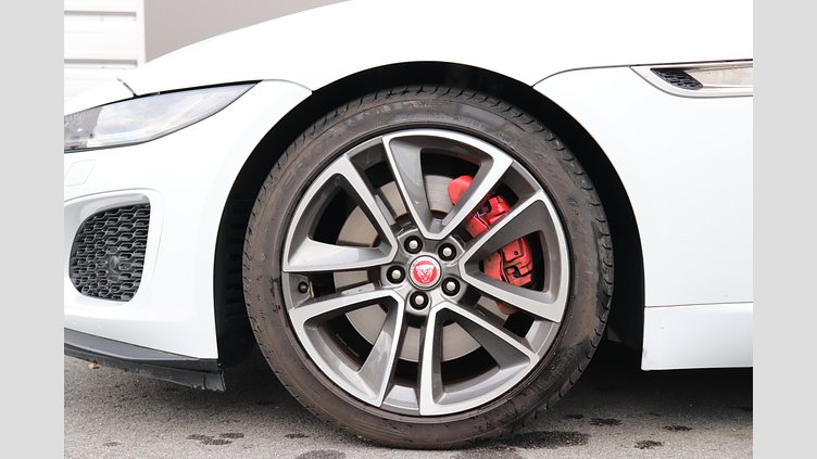 2021 認定中古車 Jaguar F-Type ユーロンホワイト P300 オートマチック 後輪駆動 F-TYPEクーペ